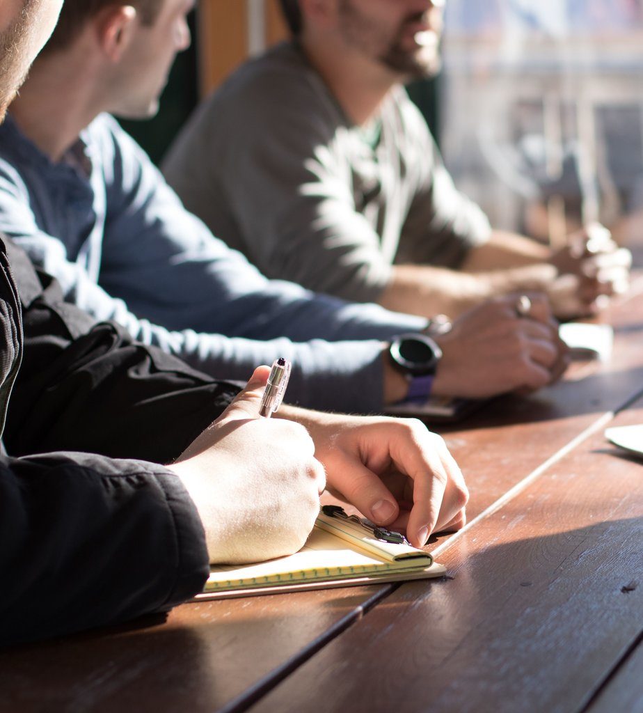 Wenn alle zusammensitzen heißt es: Effiziente Meetings oder Meetingshölle - das ist hier die Frage!