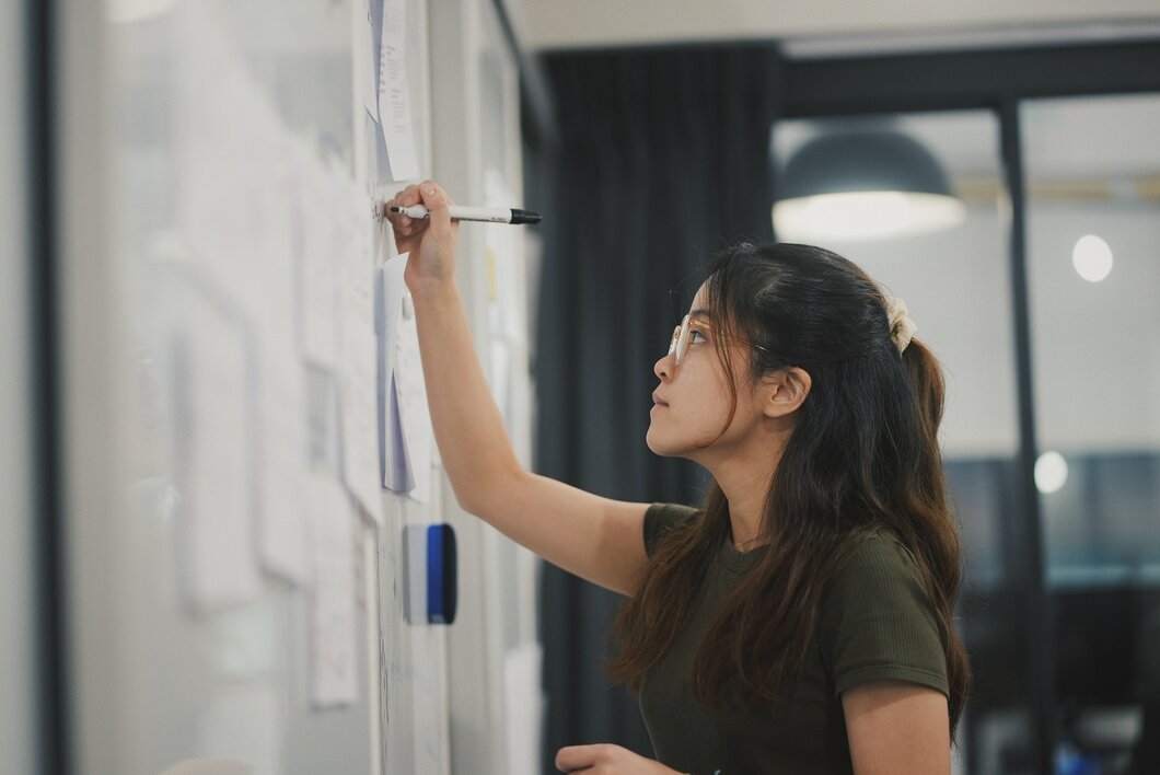 Eine Wissenschaftlerin arbeitet am Whiteboard während ihrer Seminare für Universitäten 