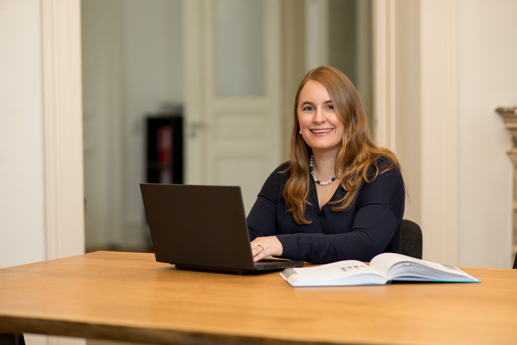 Führungskräftetraining Für ein Führungskräftetraining arbeitet Marietta Gädeke mit Computer und Sachbüchern