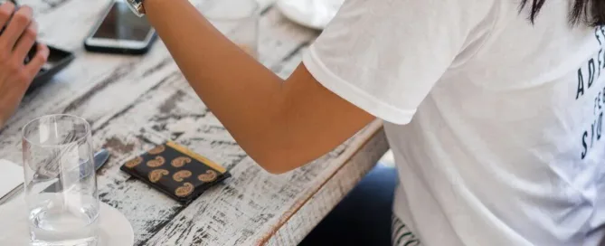 Führungskräfte und Teammitglieder diskutieren offen in einem Meeting – Symbol für psychologische Sicherheit, Vertrauen und konstruktiven Widerspruch im Team.